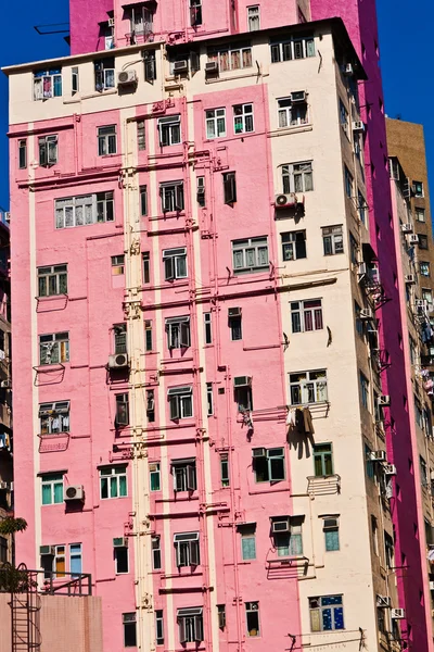 Facciata di case nel centro di Kowloon con appartamenti e aria condizionata — Foto Stock