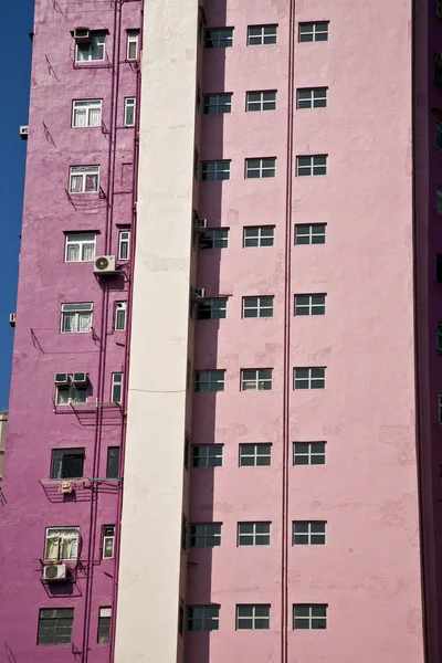 Fachada de casas en el centro de Kowloon con apartamentos y aire acondicionado — Foto de Stock