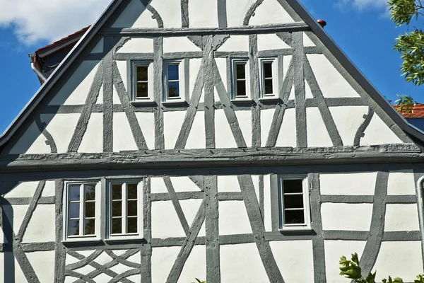 Antiguas casas con entramado de madera renovadas —  Fotos de Stock