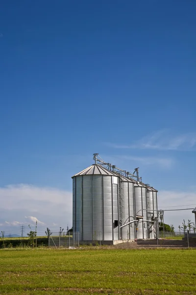 Hermosos silos de plata en el paisaje — Foto de Stock