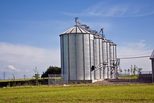 Mooie zilveren silo's in landschap — Stockfoto