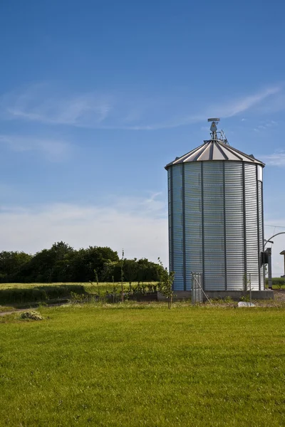 Mooie zilveren silo's in landschap — Stockfoto