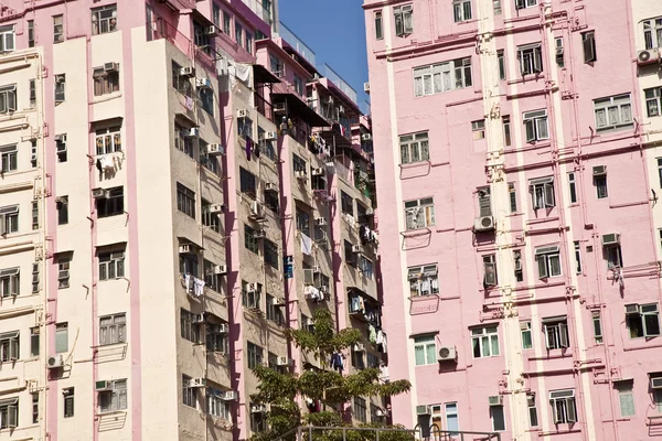 Fachada de casas en el centro de Kowloon con apartamentos y aire acondicionado — Foto de Stock