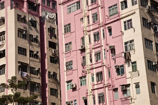 Fasády domů města kowloon s byty a vzduchu condi — Stock fotografie