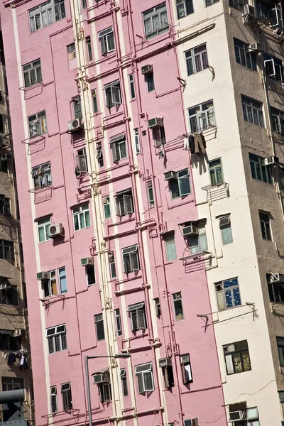 Fachada de casas en el centro de Kowloon con apartamentos y aire acondicionado —  Fotos de Stock