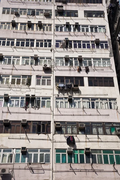 Facciata di case nel centro di Kowloon con appartamenti e aria condizionata — Foto Stock