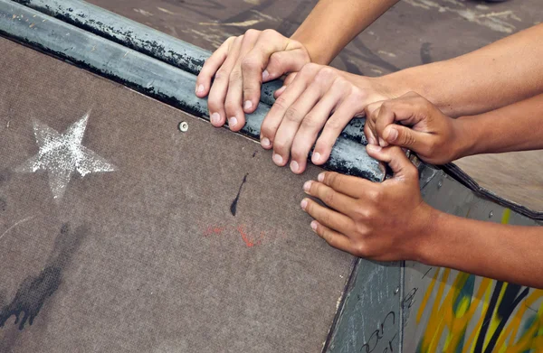 Jungen schieben eine Rampe mit den Händen an einen anderen Ort — Stockfoto