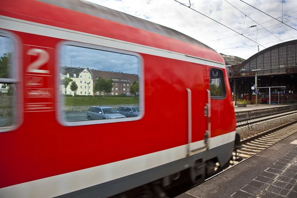 Comboio vermelho sai da estação — Fotografia de Stock