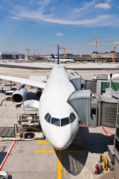 Flugzeug am Finger im Flughafen — Stockfoto