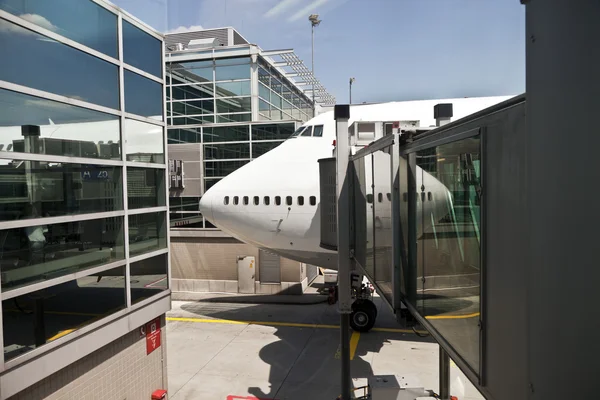 Aeromobile in posizione di gate in aeroporto — Foto Stock