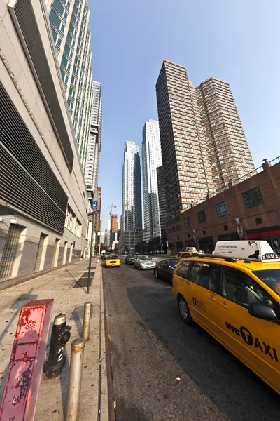 Gedung pencakar langit di New York dengan taksi di jalan — Stok Foto