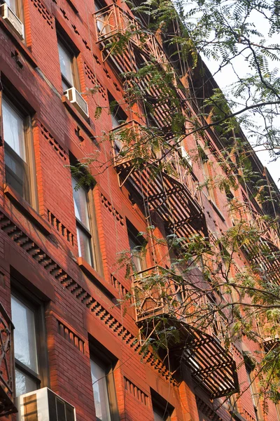 Schöne Fassade eines modernen Wolkenkratzers in New York am Nachmittag l — Stockfoto