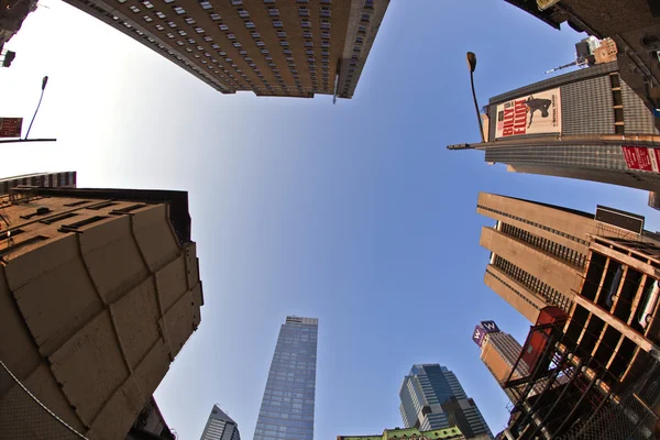 Piękna fasada nowoczesnego wieżowca w Nowym Jorku w po południu l — Zdjęcie stockowe