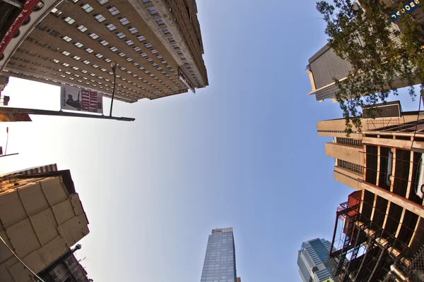 Όμορφη πρόσοψη του σύγχρονου ουρανοξύστη στη Νέα Υόρκη στο απογευματινό l — Φωτογραφία Αρχείου