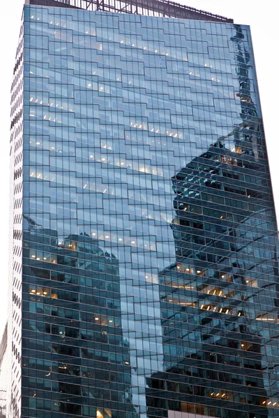 Fachada de arranha-céu com escritórios — Fotografia de Stock