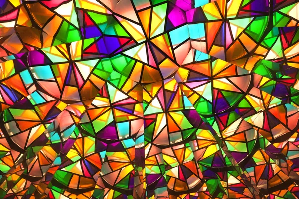 Красиві кольорові скляні вікна з асиметричними частинами — стокове фото