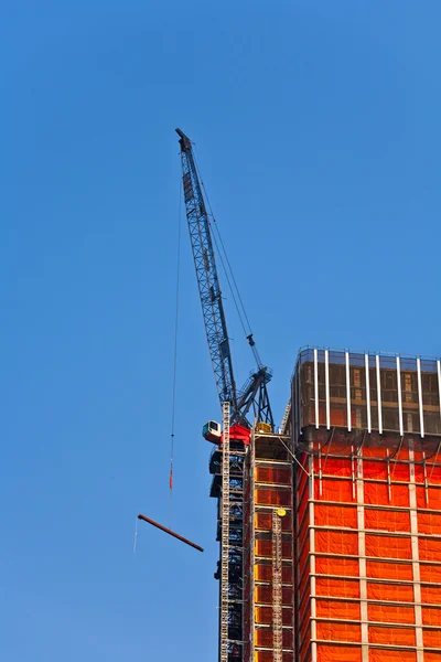 Kran auf Wolkenkratzer in New York — Stockfoto