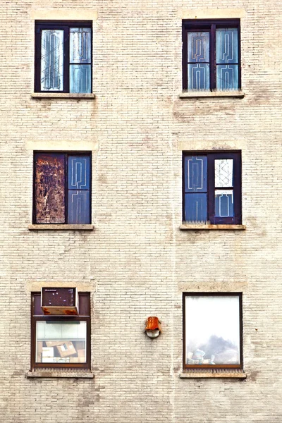 Homlokzat ablakkal és fekete-fehér színnel — Stock Fotó