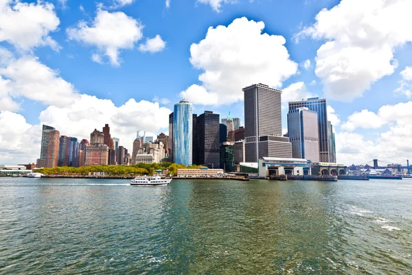 Нью-Йоркська панорама з Манхеттен-Скайлайн — стокове фото
