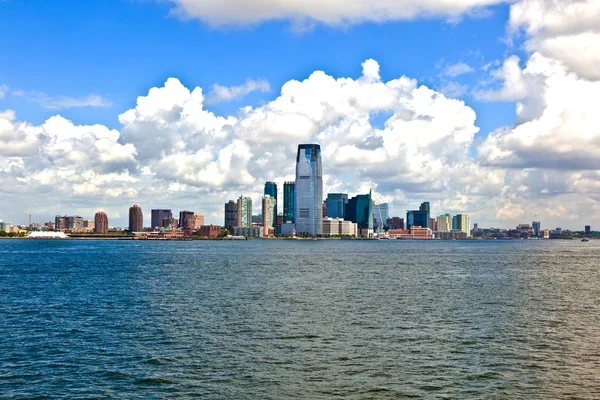 Панорама Нью-Йорка с Манхэттенским небом над Гудзоном — стоковое фото