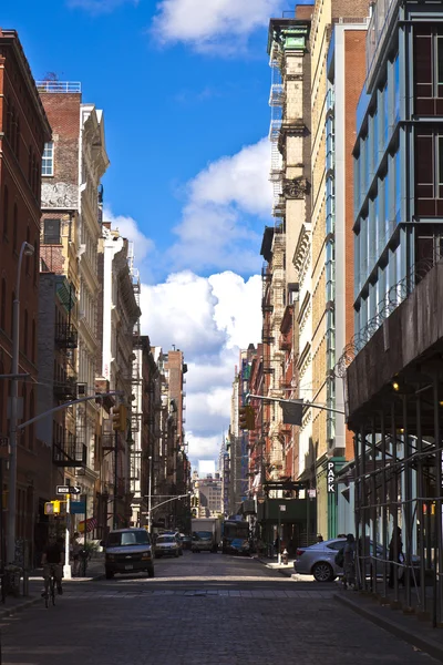 Krásná zelená ulice na Manhattanu se starými domy, new york — Stock fotografie