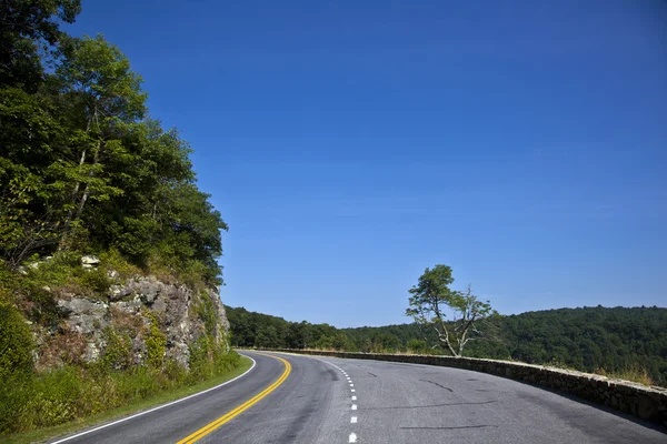 Belas curvas cênicas da estrada rural através de Shenandoah Nationa — Fotografia de Stock