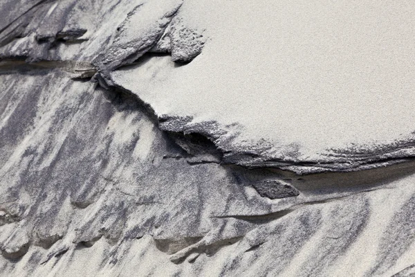 Le vent forme des structures dans les dunes de la plage — Photo