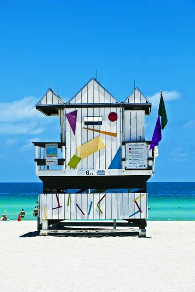 Cabana de relógio de madeira baía na praia — Fotografia de Stock