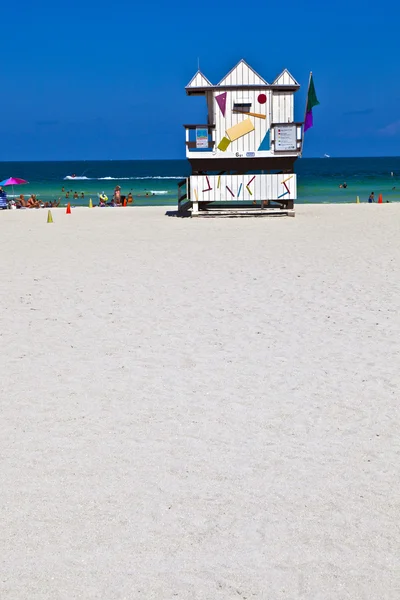 Cabana de relógio de madeira baía na praia — Fotografia de Stock