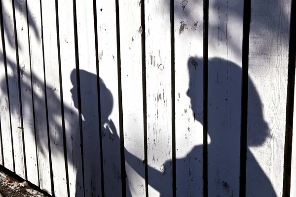 木製フェンスで母と少年の影 — ストック写真