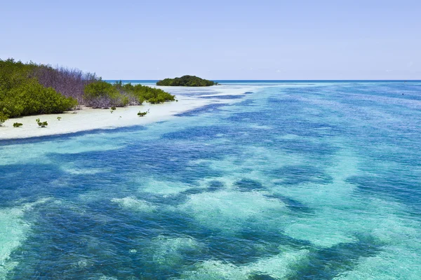 Prachtige schilderachtige stranden en helder water in de toetsen — Stockfoto