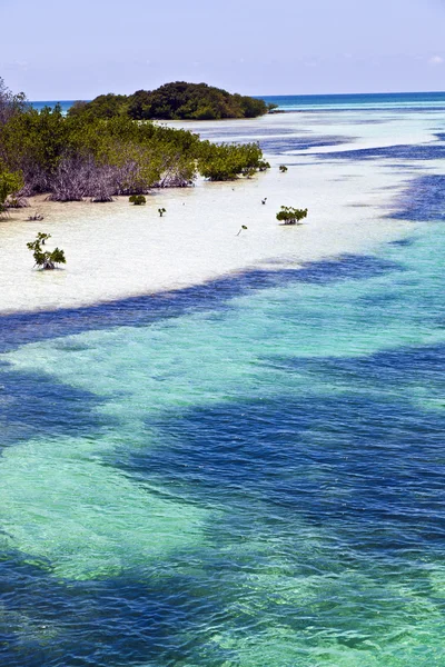 Belas praias cênicas e água limpa nas Chaves — Fotografia de Stock