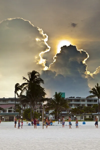 Céu bonito com nuvens e jogando vôlei no b — Fotografia de Stock