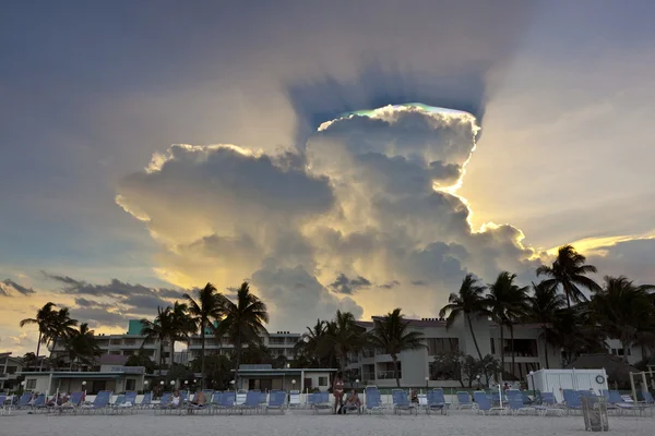 Bellissimo cielo con nuvole in spiaggia al tramonto — Foto Stock