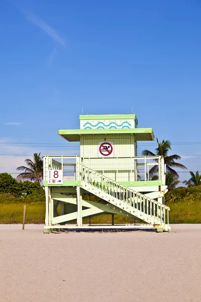 木制装饰艺术海滩游侠小屋在 l 海滩 — 图库照片
