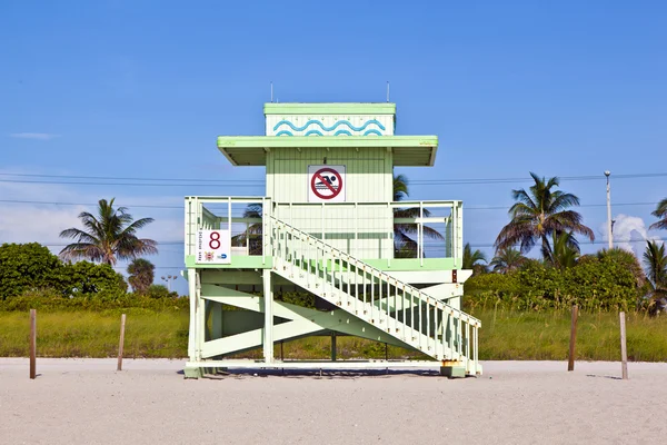 Cabañas de madera Art Deco Baywatch en la playa l — Foto de Stock