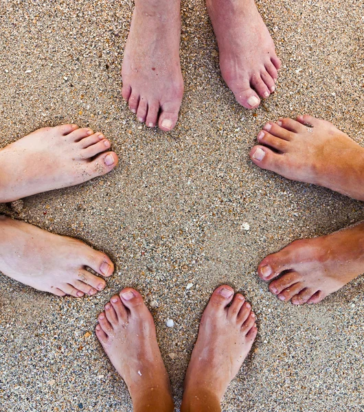 Nohy rodiny na pláži — Stock fotografie
