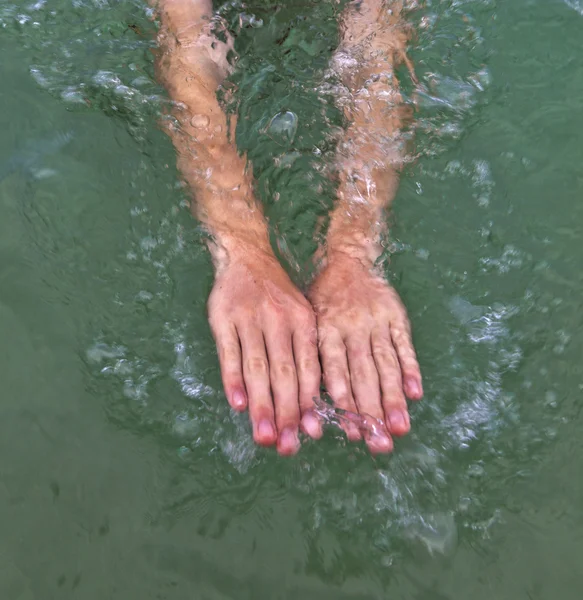 Руки плавця в океані — стокове фото