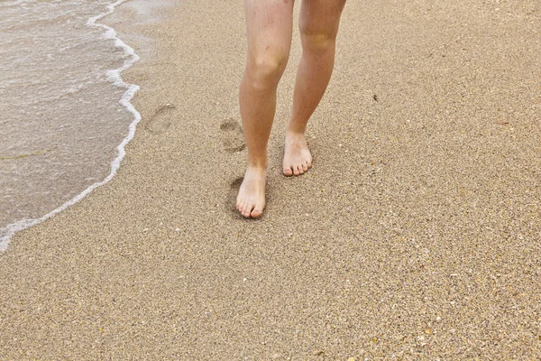 运行沿着海滩男孩的脚 — 图库照片