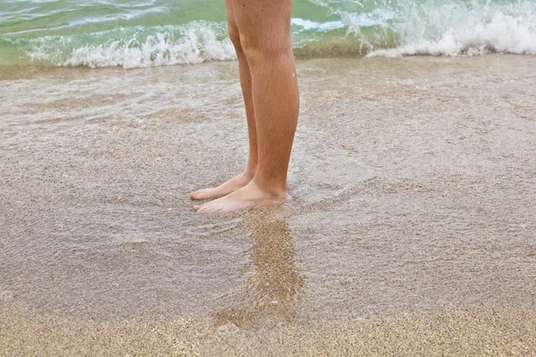 Nohy chlapce podél pláže — Stock fotografie