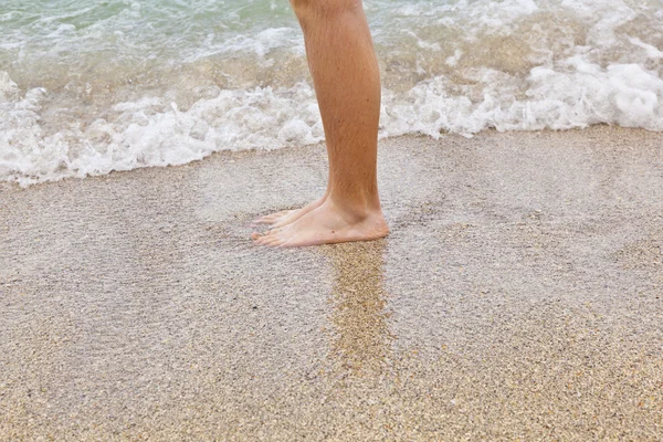 Ноги мальчика бегут по пляжу — стоковое фото