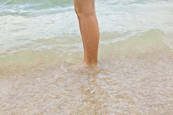 Pieds de garçon courant le long de la plage — Photo