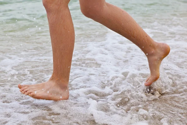 Plaj boyunca çalışan bir çocuğun ayakları — Stok fotoğraf