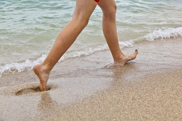 ビーチ沿いを走っている少年の足 — ストック写真