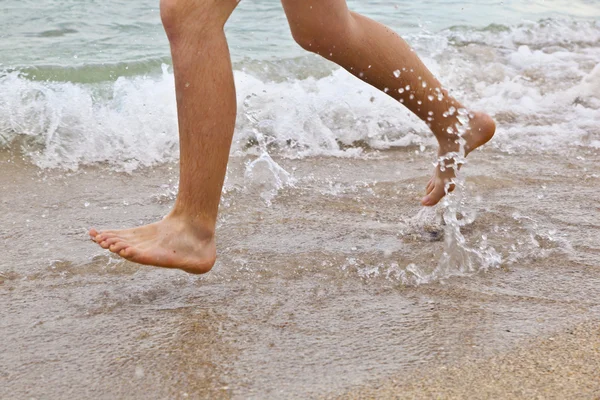 Πόδια της το αγόρι που τρέχει κατά μήκος της παραλίας — Φωτογραφία Αρχείου