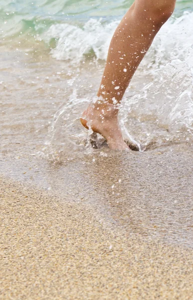 Ноги хлопчика бігають уздовж пляжу — стокове фото