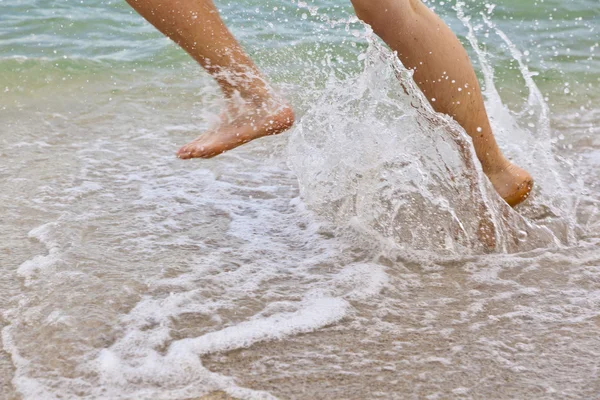 해변을 따라 실행 하는 소년의 발 — 스톡 사진