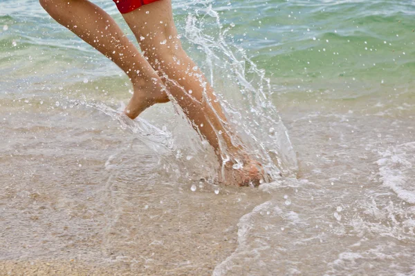 해변을 따라 실행 하는 소년의 발 — 스톡 사진