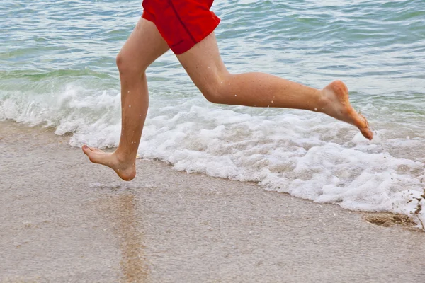 Méter, fiú, fut a parton — Stock Fotó