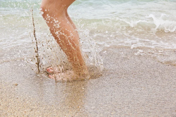 Πόδια της το αγόρι που τρέχει κατά μήκος της παραλίας — Φωτογραφία Αρχείου